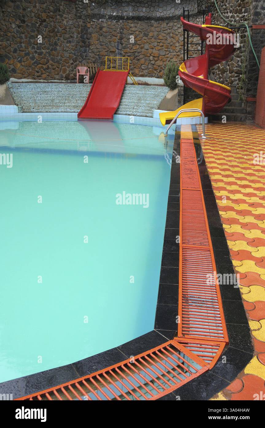 Forma astratta di piscina a surya shibir, lago varasgaon, Pune, Maharashtra, India 12-luglio-2009 NOPR Foto Stock