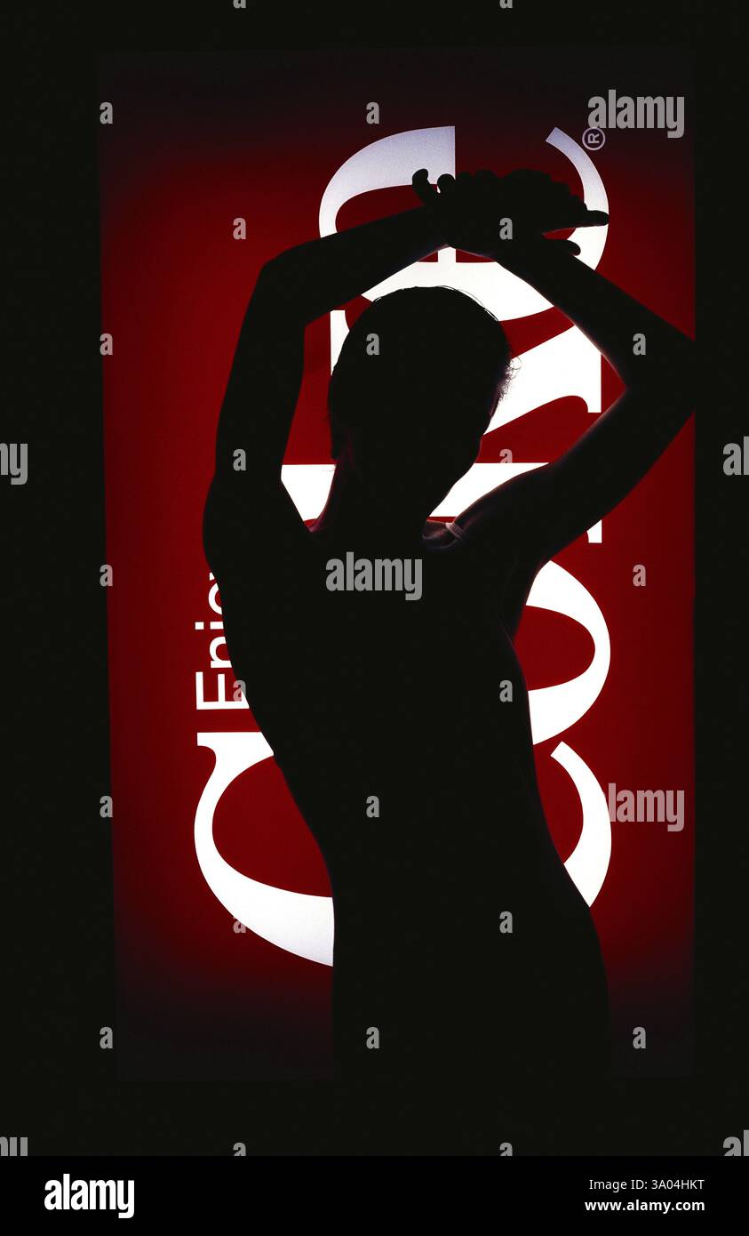 Donna in bikini davanti al distributore automatico di coke, numero di rilascio 483 Foto Stock