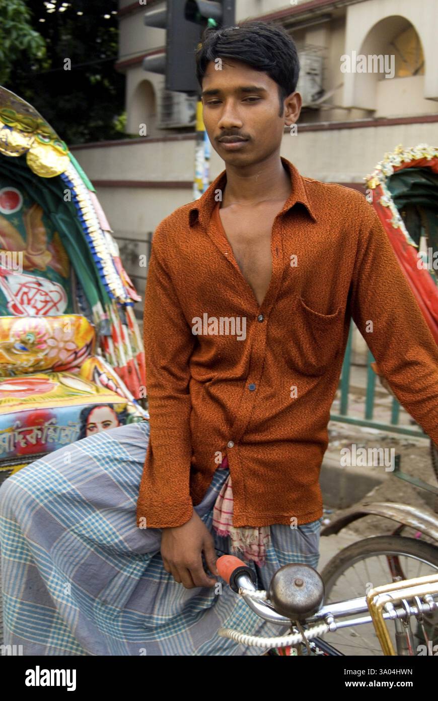 Pedala in risciò con un veicolo in strada a Dacca, Bangladesh, Asia Foto Stock