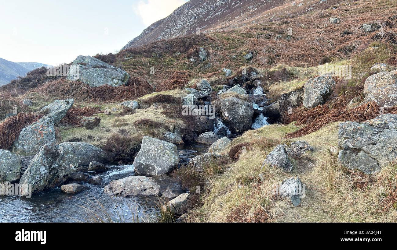 Piccoli ustioni scozzesi sulle colline delle Highland e sulle montagne della Scozia. Loch Turret, nella campagna montana scozzese, con vista sulle Highlands - Immagine stock catturata con smartphone