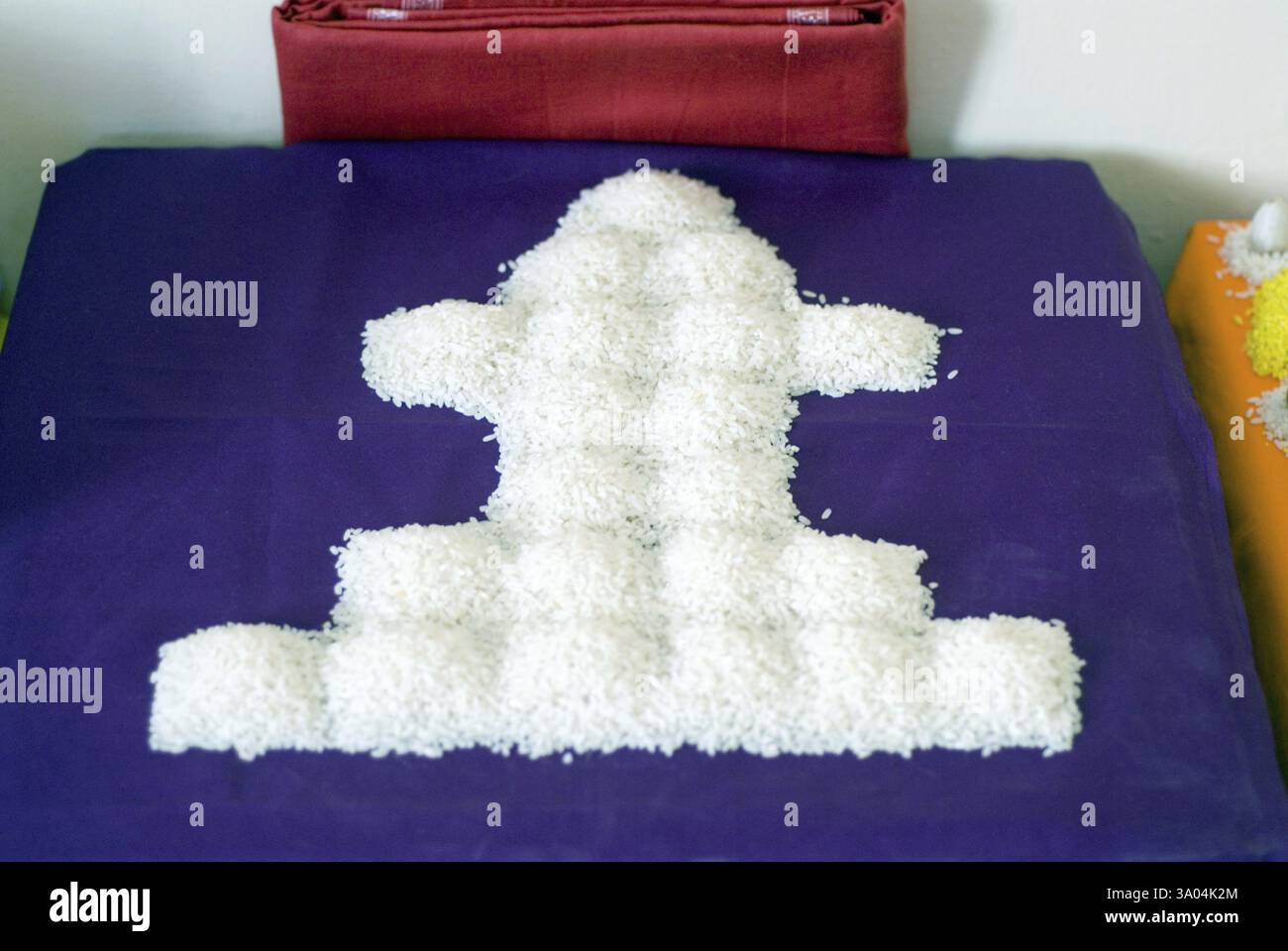Bianco di grani di riso su blu panno di seta icona di shivalingam signore Shiva grihashanti vastushanti ganeshpujan su chowrang Foto Stock
