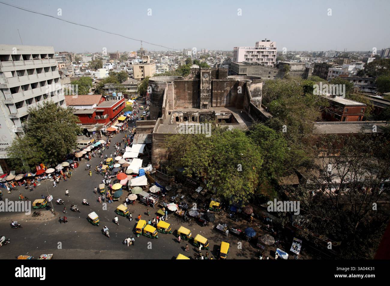 Vista aerea del forte di Bhadra nel centro e dei mercati circostanti, Ahmedabad, Gujarat, India, Asia Foto Stock