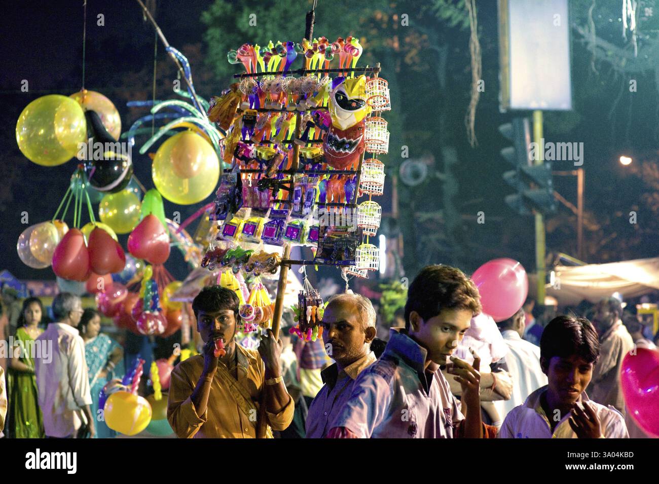 Venditore di palloni presso BBU ghat a Calcutta Kolkata, Bengala Occidentale, India NO MR Foto Stock