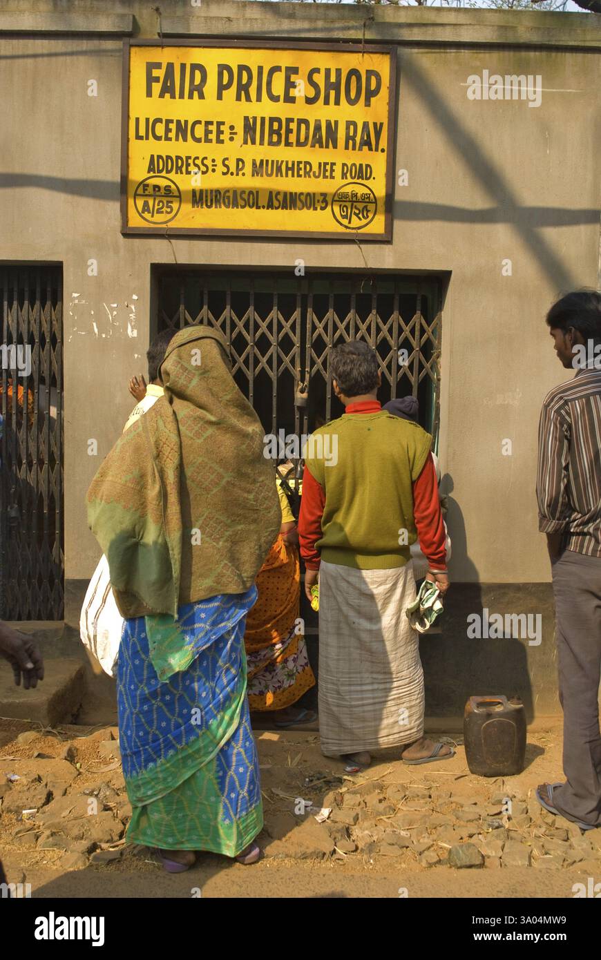 Gente in fila per un prezzo equo licenziataria nibedan ray ad Asansol, Bengala Occidentale, India, Asia Foto Stock