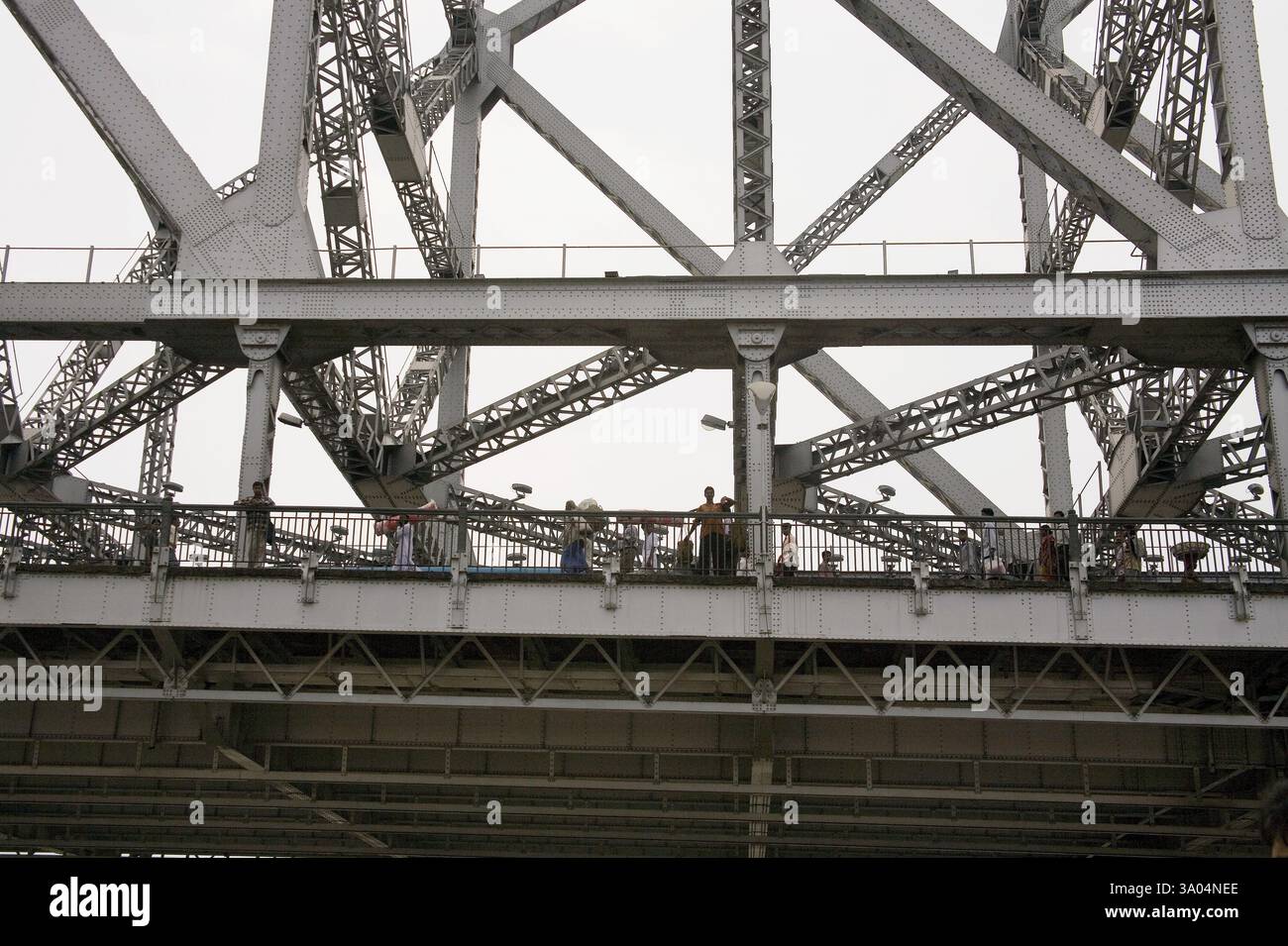 Ponte Howrah ora Rabindra Setu Steel costruito sul fiume Hooghly, Calcutta Kolkata, Bengala Occidentale, India, Asia Foto Stock