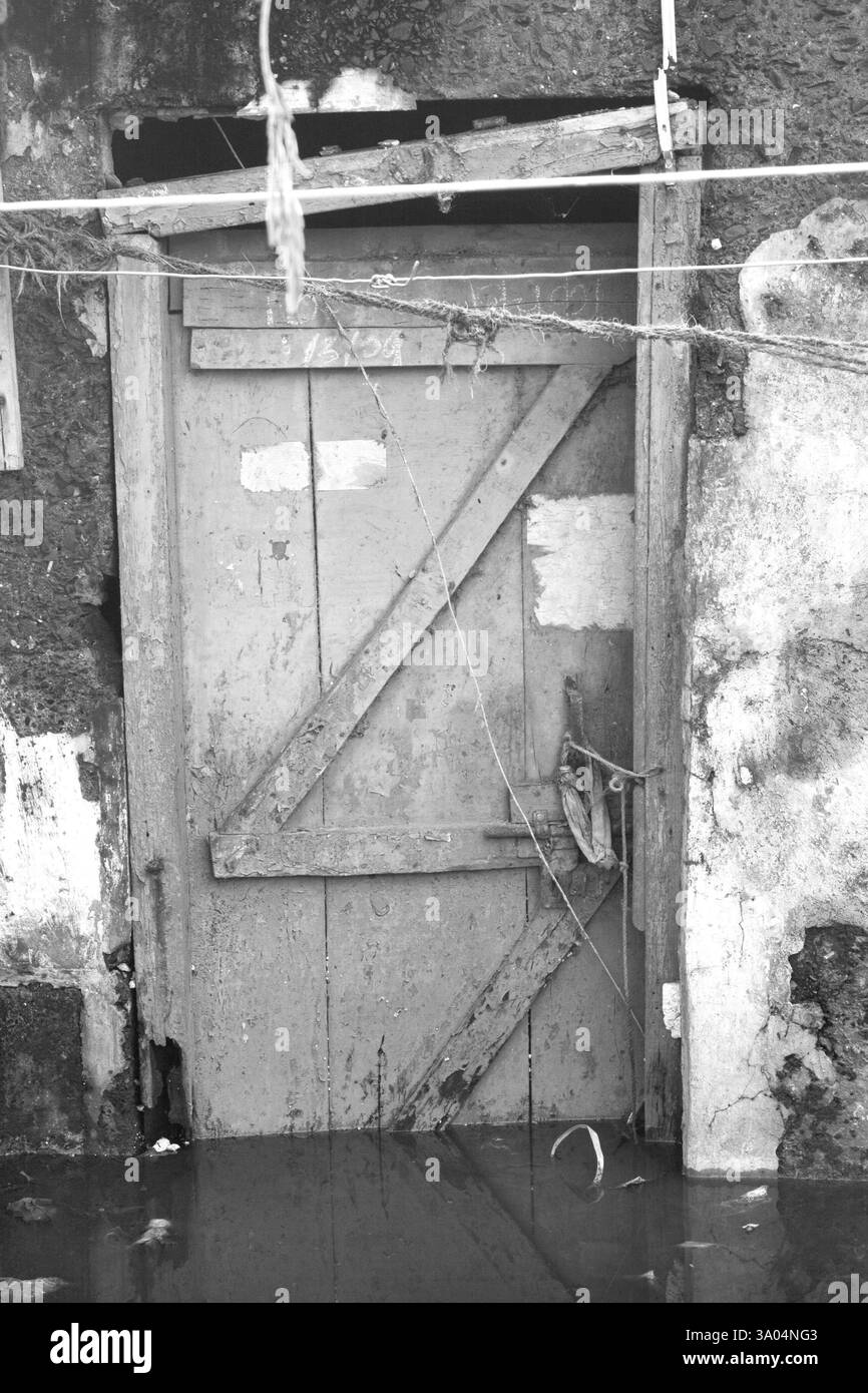 Porta sommersa in acqua monsonica nella malvani slum, Malad, Bombay Mumbai, Maharashtra, India, Asia Foto Stock