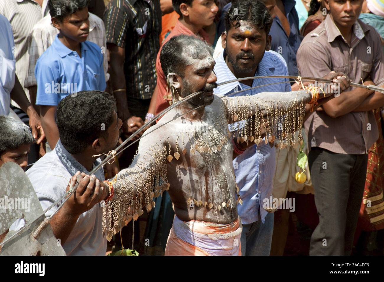 L'uomo che piercing picca attraverso le guance rilasciando voto al festival di Thaipusam, Kerala, India NOMR Foto Stock L'uomo che piercing picca attraverso le guance rilasciando voto al festival di Thaipusam, Kerala, India NOMR Foto Stock