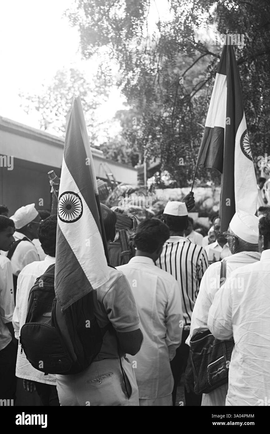 Pubblico con bandiere indiano Ralegaon Siddhi Maharashtra India Asia sett 2011 Foto Stock