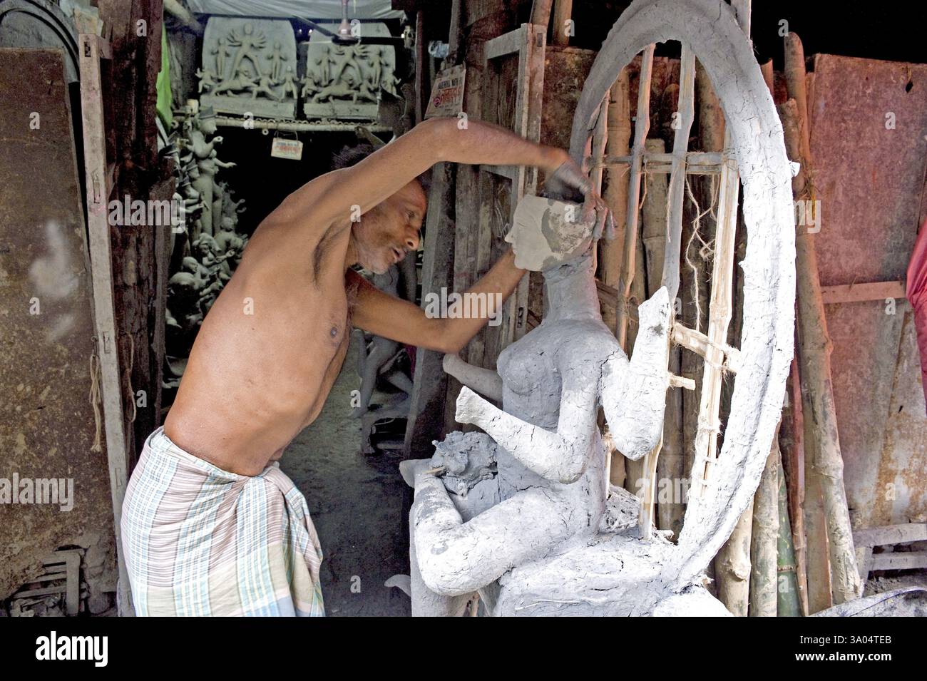 L'idolo di argilla che produce la scena in studio a Kumartuli, Kolkata Calcutta, Bengala Occidentale, India, Asia Foto Stock