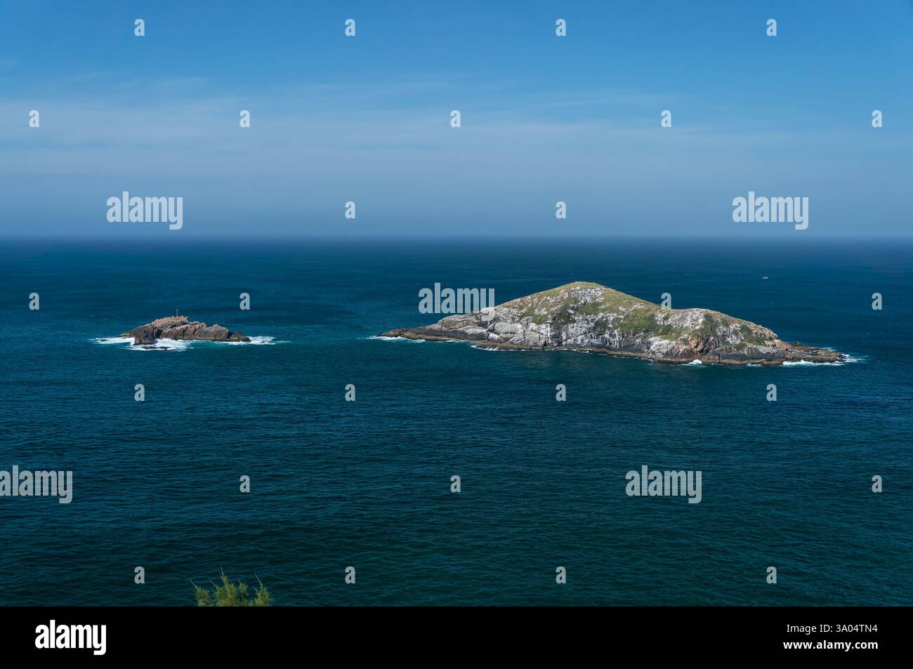 Ilha dos Franceses duo Islands circondate dalle acque dell'Oceano Atlantico, viste dalla piattaforma di osservazione di Pontal do Atalaia sotto il cielo blu del mattino d'estate. Foto Stock