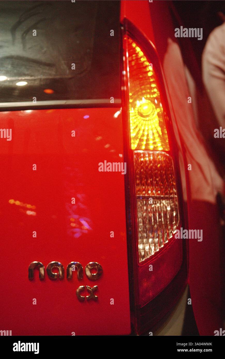 Potente luce di coda di Tata Nano, Bombay Mumbai, Maharashtra, India, Asia Foto Stock