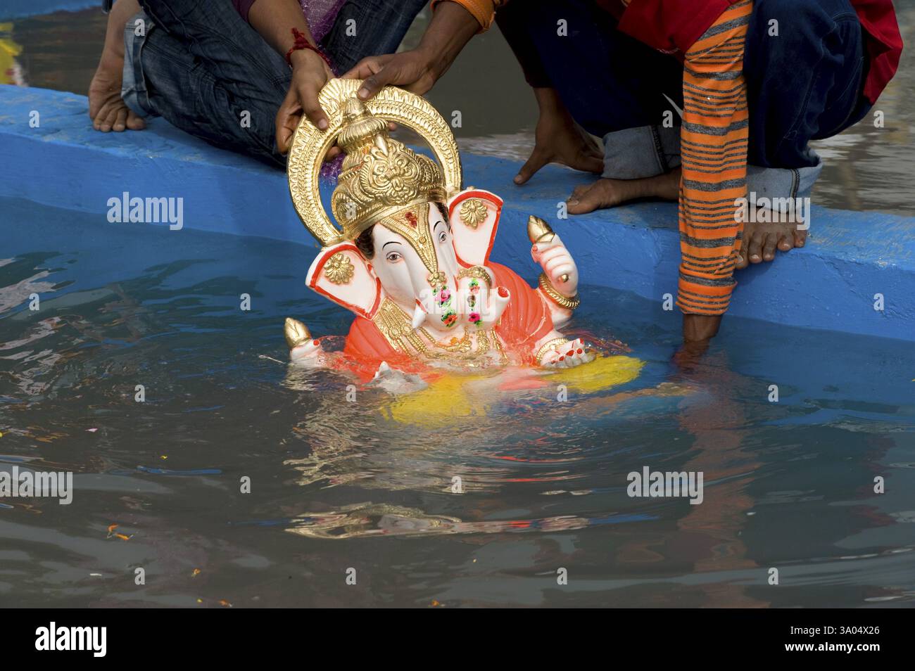 Immersione dell'idolo di lord ganesh in un carro armato artificiale a pune, Maharashtra, India, Asia Foto Stock