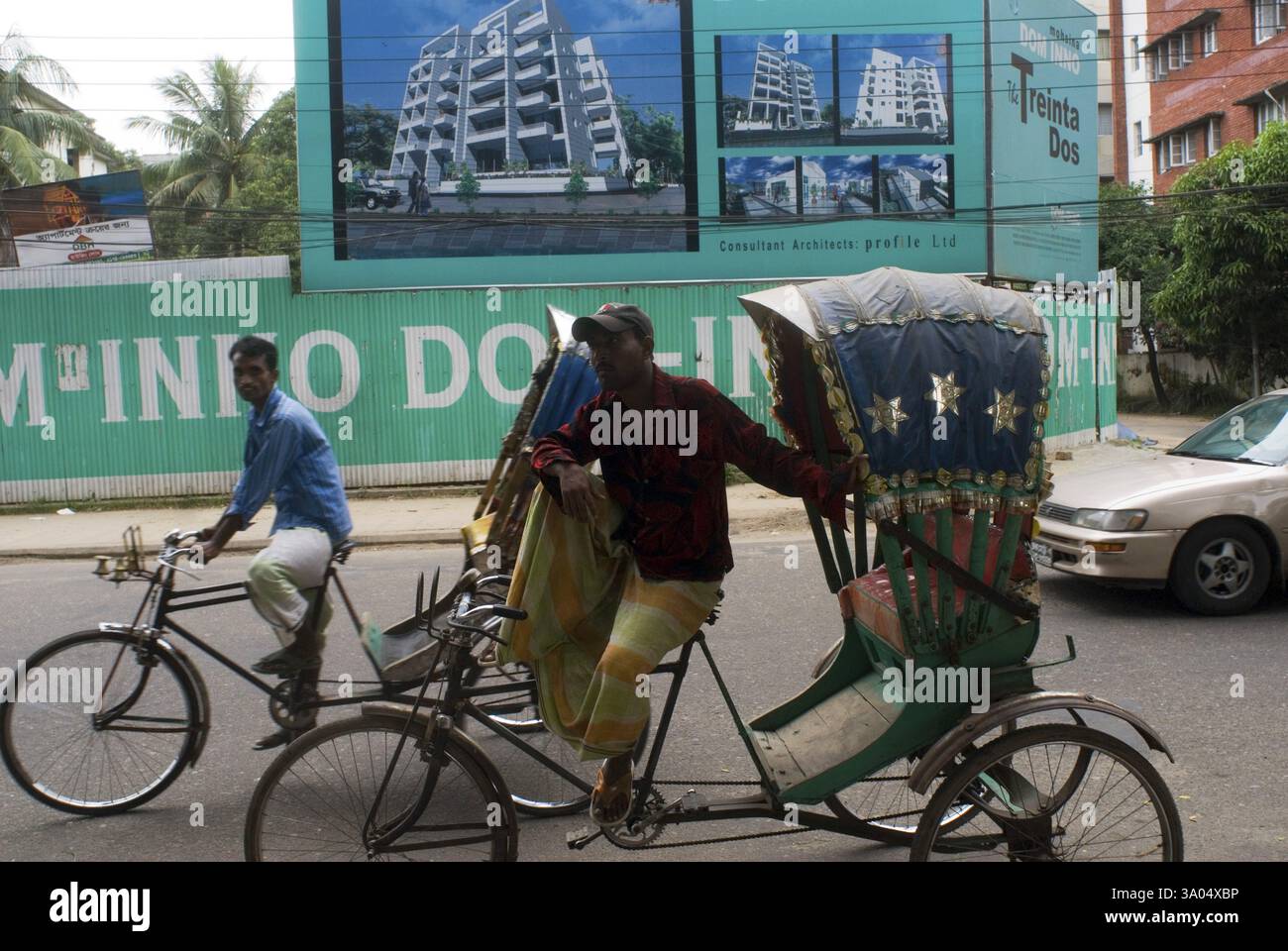 Pedala con Rickshaw Rider a bordo del suo veicolo vuoto per strada, Dacca, Bangladesh, Asia Foto Stock