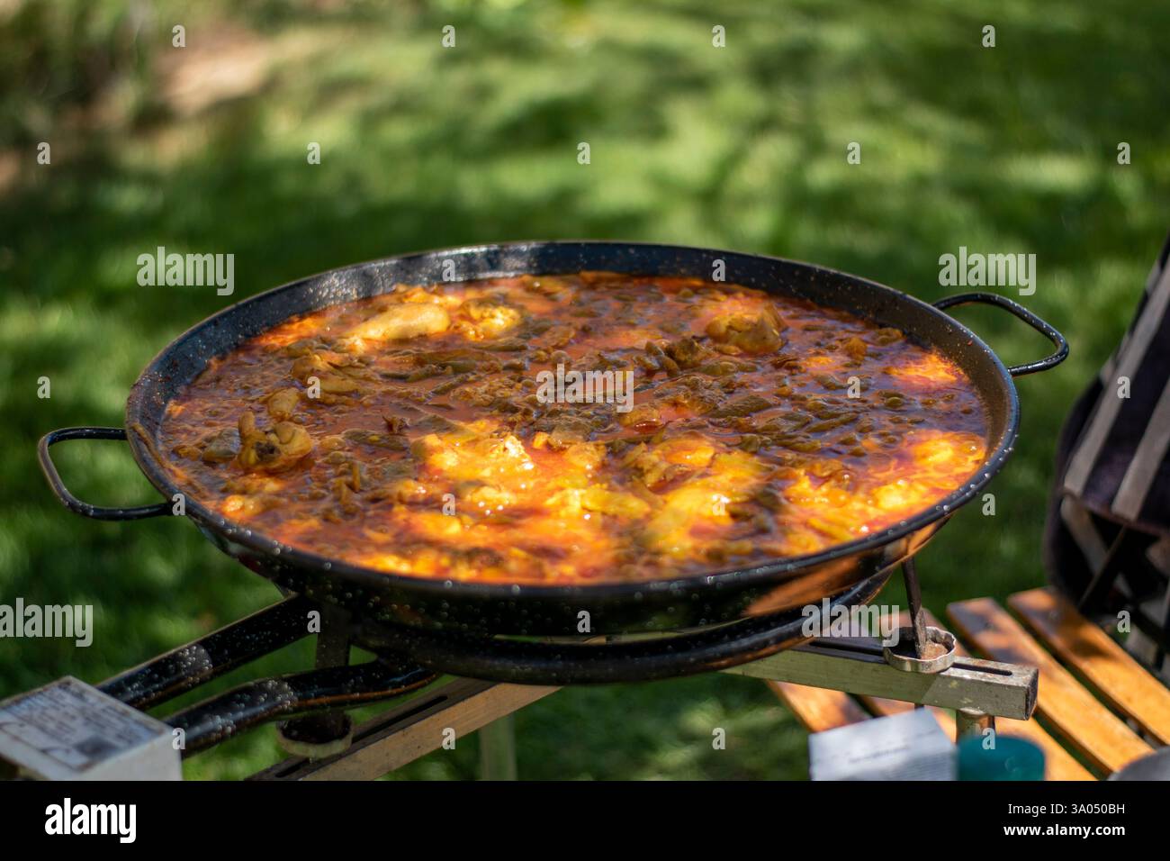 Paella all'aperto: Delizia culinaria spagnola Foto Stock