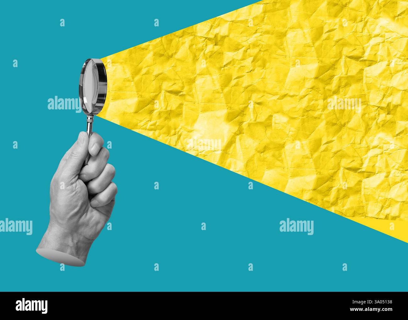 Mano che tiene la lente d'ingrandimento su carta arricciata con fascio di luce. Ricerca, indagine, zoom, messa a fuoco con lente di ingrandimento, ricerca, controllo di qualità, busi Foto Stock