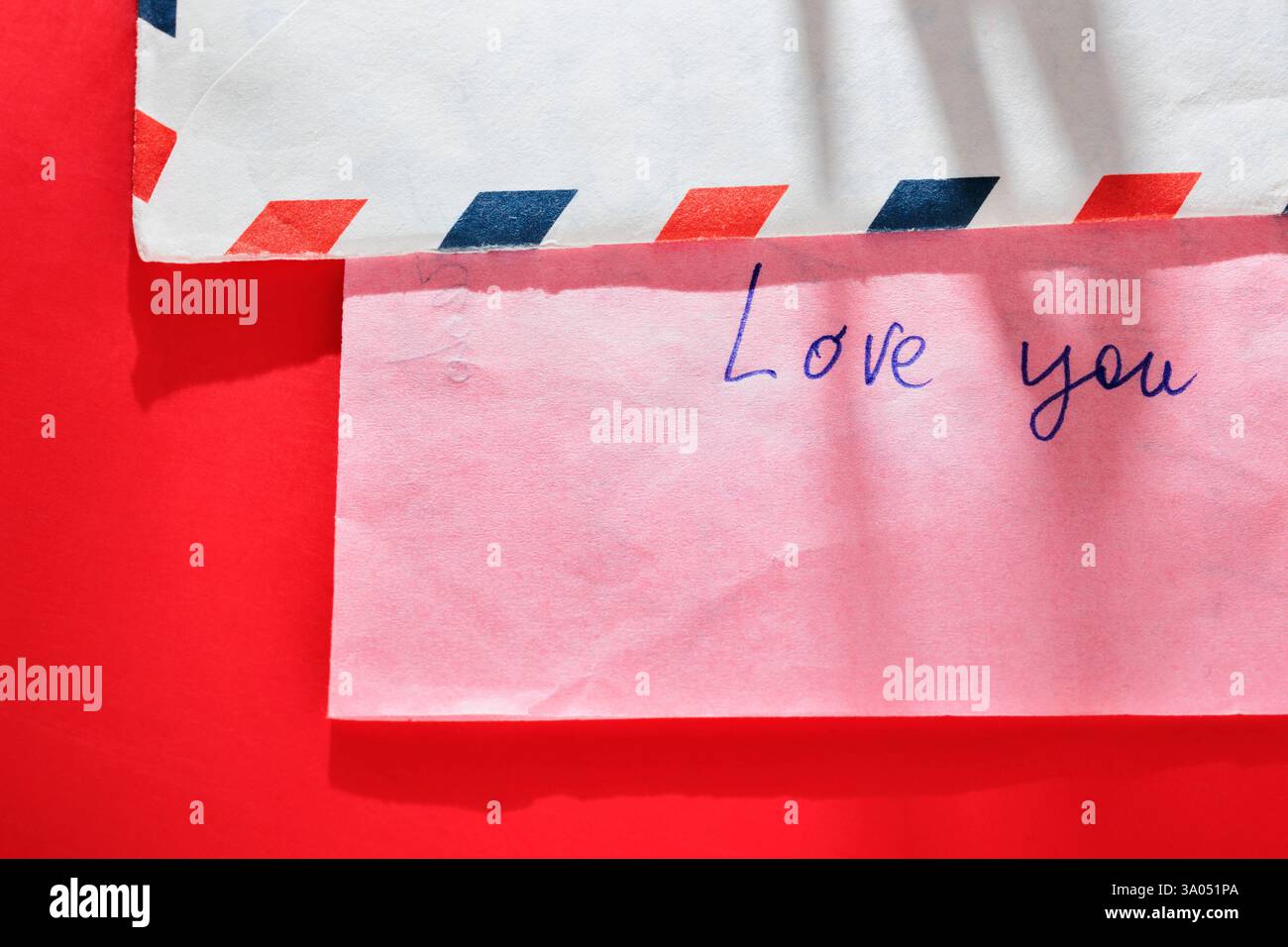 Busta aperta con parole inglesi scritte a mano TI AMANO, amore, amicizia e felicità Foto Stock