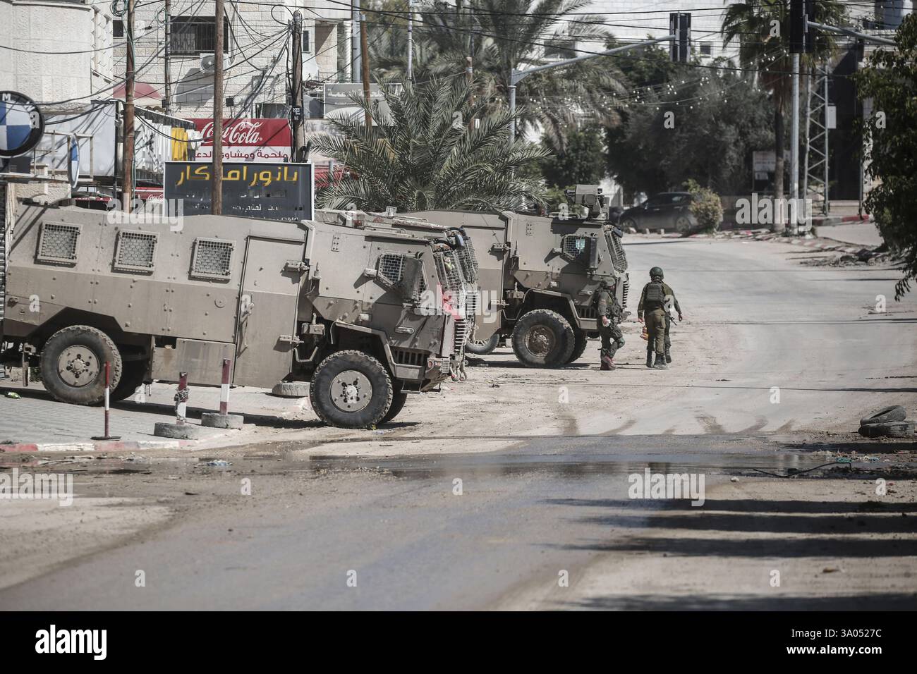 Tulkarm, Palestina. 2 marzo 2025. I soldati israeliani sorvegliano vicino ai veicoli militari nel campo profughi di Nur Shams a est di Tulkarm in mezzo a un'offensiva di una settimana nella Cisgiordania occupata. Israele ha lanciato una grande incursione militare nella Cisgiordania occupata che ha sfollato più di 40.000 palestinesi e distrutto decine di case. Credito: SOPA Images Limited/Alamy Live News Foto Stock