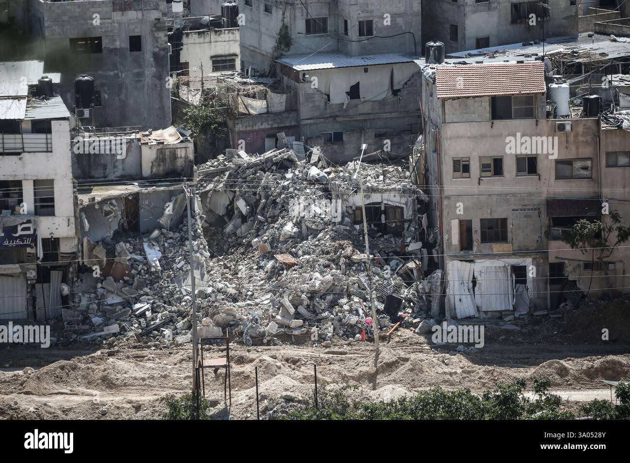 Tulkarm, Palestina. 2 marzo 2025. Un bulldozer militare israeliano demolisce le case palestinesi nel campo profughi di Nur Shams a est di Tulkarm nel mezzo di un'offensiva di una settimana nella Cisgiordania occupata. Israele ha lanciato una grande incursione militare nella Cisgiordania occupata che ha sfollato più di 40.000 palestinesi e distrutto decine di case. Credito: SOPA Images Limited/Alamy Live News Foto Stock