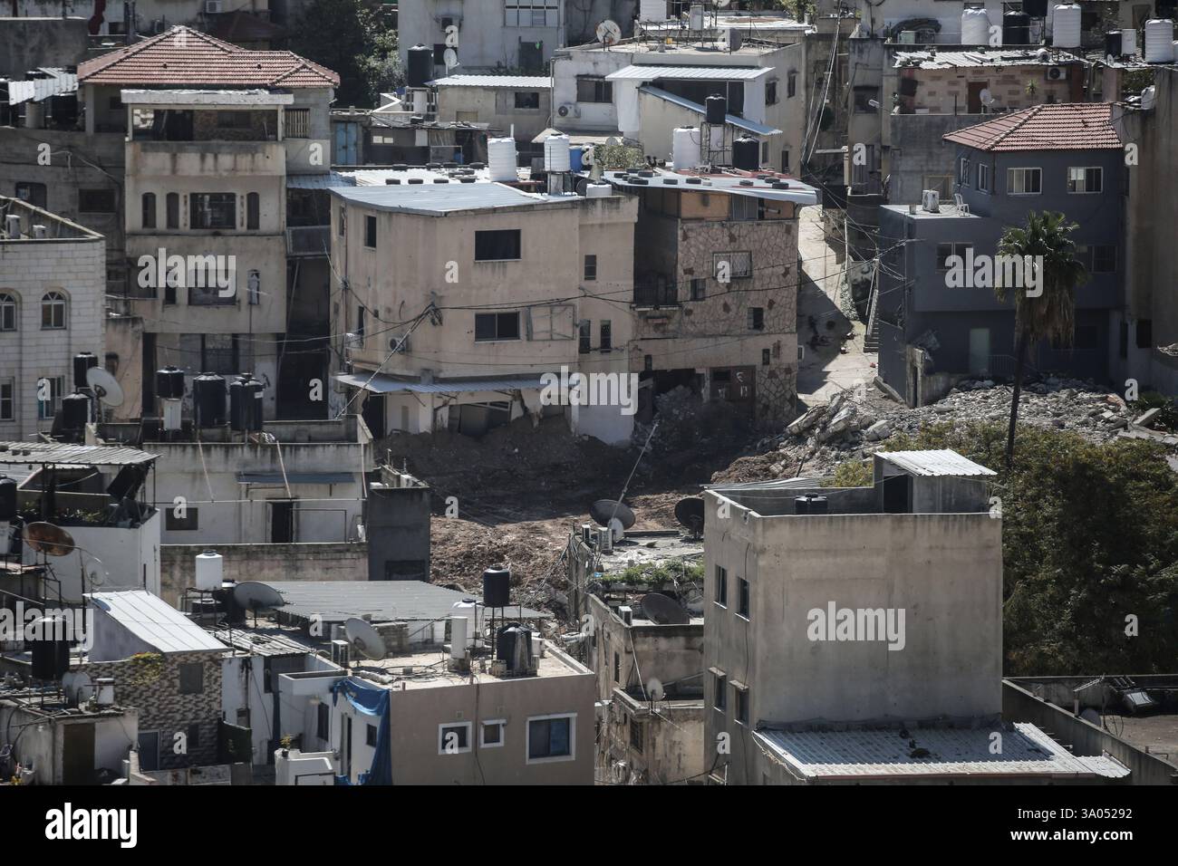 Tulkarm, Palestina. 2 marzo 2025. Un bulldozer militare israeliano demolisce le case palestinesi nel campo profughi di Nur Shams a est di Tulkarm nel mezzo di un'offensiva di una settimana nella Cisgiordania occupata. Israele ha lanciato una grande incursione militare nella Cisgiordania occupata che ha sfollato più di 40.000 palestinesi e distrutto decine di case. Credito: SOPA Images Limited/Alamy Live News Foto Stock