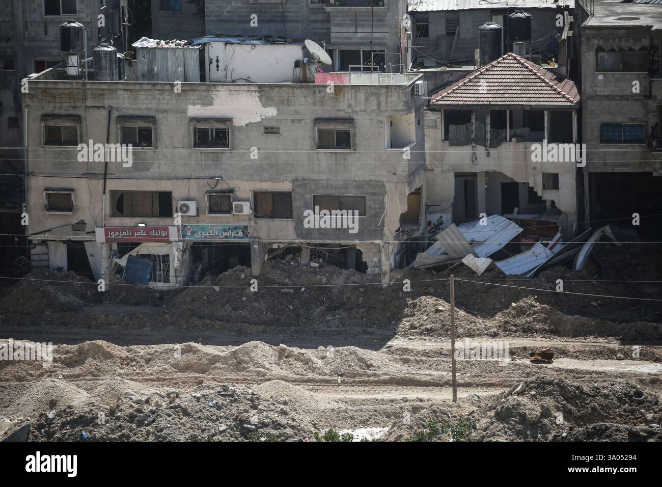 Tulkarm, Palestina. 2 marzo 2025. Un bulldozer militare israeliano demolisce le case palestinesi nel campo profughi di Nur Shams a est di Tulkarm nel mezzo di un'offensiva di una settimana nella Cisgiordania occupata. Israele ha lanciato una grande incursione militare nella Cisgiordania occupata che ha sfollato più di 40.000 palestinesi e distrutto decine di case. Credito: SOPA Images Limited/Alamy Live News Foto Stock