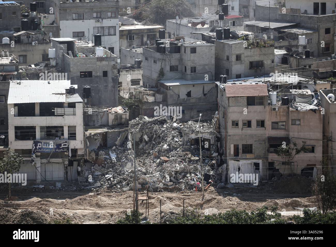 Tulkarm, Palestina. 2 marzo 2025. Un bulldozer militare israeliano demolisce le case palestinesi nel campo profughi di Nur Shams a est di Tulkarm nel mezzo di un'offensiva di una settimana nella Cisgiordania occupata. Israele ha lanciato una grande incursione militare nella Cisgiordania occupata che ha sfollato più di 40.000 palestinesi e distrutto decine di case. Credito: SOPA Images Limited/Alamy Live News Foto Stock