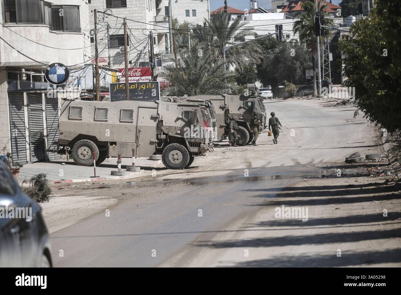 Tulkarm, Palestina. 2 marzo 2025. I soldati israeliani sorvegliano vicino ai veicoli militari nel campo profughi di Nur Shams a est di Tulkarm in mezzo a un'offensiva di una settimana nella Cisgiordania occupata. Israele ha lanciato una grande incursione militare nella Cisgiordania occupata che ha sfollato più di 40.000 palestinesi e distrutto decine di case. Credito: SOPA Images Limited/Alamy Live News Foto Stock