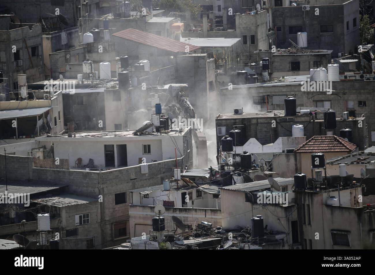 Tulkarm, Palestina. 2 marzo 2025. Un bulldozer militare israeliano demolisce le case palestinesi nel campo profughi di Nur Shams a est di Tulkarm nel mezzo di un'offensiva di una settimana nella Cisgiordania occupata. Israele ha lanciato una grande incursione militare nella Cisgiordania occupata che ha sfollato più di 40.000 palestinesi e distrutto decine di case. Credito: SOPA Images Limited/Alamy Live News Foto Stock