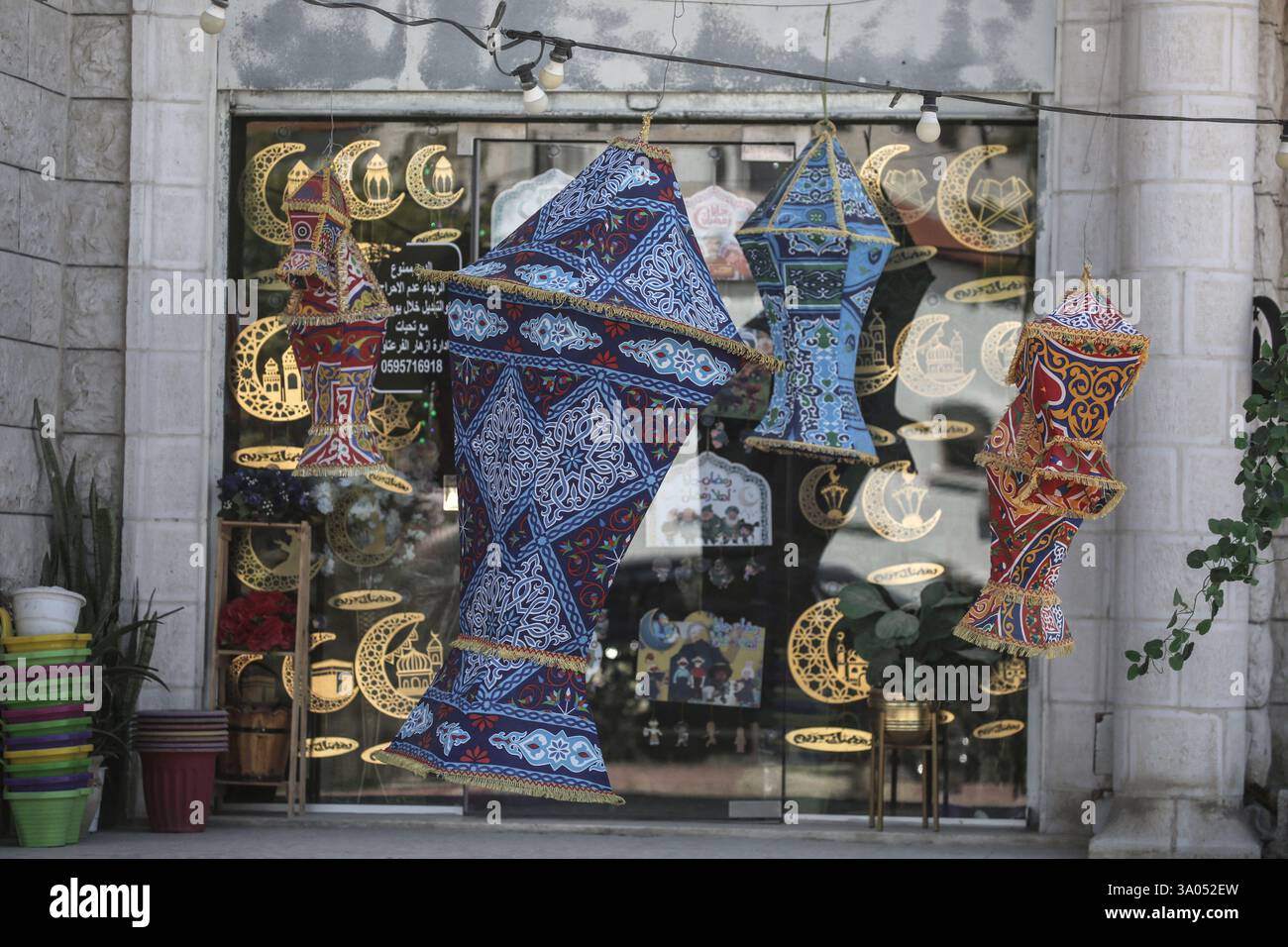 Tulkarm, Palestina. 2 marzo 2025. Un mercante palestinese mostra una lanterna Ramadan nella città di Tulkarm in mezzo a un'offensiva di settimane nella Cisgiordania occupata. Israele ha lanciato una grande incursione militare nella Cisgiordania occupata che ha sfollato più di 40.000 palestinesi e distrutto decine di case. Credito: SOPA Images Limited/Alamy Live News Foto Stock