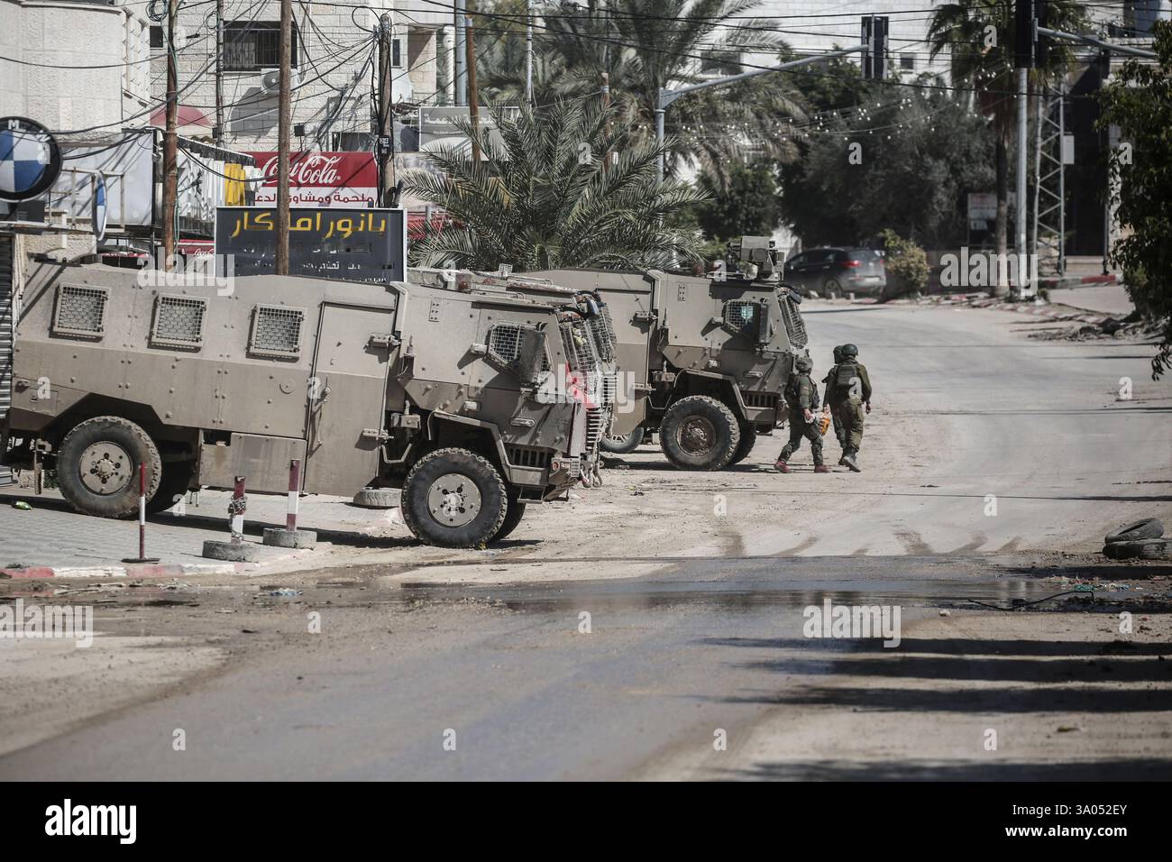 Tulkarm, Palestina. 2 marzo 2025. I soldati israeliani sorvegliano vicino ai veicoli militari nel campo profughi di Nur Shams a est di Tulkarm in mezzo a un'offensiva di una settimana nella Cisgiordania occupata. Israele ha lanciato una grande incursione militare nella Cisgiordania occupata che ha sfollato più di 40.000 palestinesi e distrutto decine di case. Credito: SOPA Images Limited/Alamy Live News Foto Stock