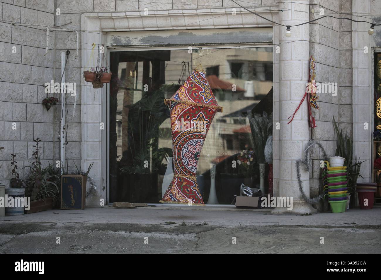 Tulkarm, Palestina. 2 marzo 2025. Un mercante palestinese mostra una lanterna Ramadan nella città di Tulkarm in mezzo a un'offensiva di settimane nella Cisgiordania occupata. Israele ha lanciato una grande incursione militare nella Cisgiordania occupata che ha sfollato più di 40.000 palestinesi e distrutto decine di case. Credito: SOPA Images Limited/Alamy Live News Foto Stock