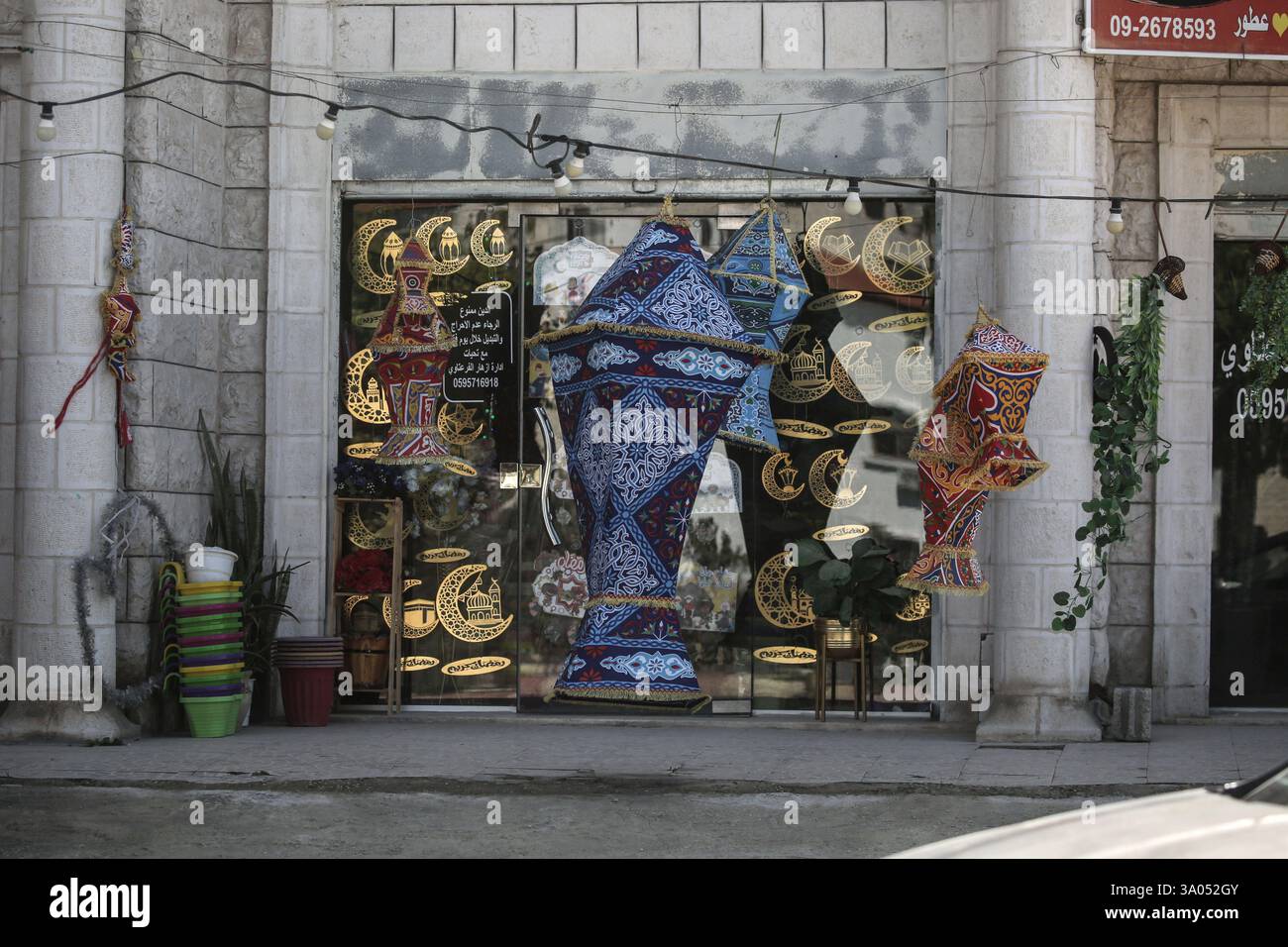 Tulkarm, Palestina. 2 marzo 2025. Un mercante palestinese mostra una lanterna Ramadan nella città di Tulkarm in mezzo a un'offensiva di settimane nella Cisgiordania occupata. Israele ha lanciato una grande incursione militare nella Cisgiordania occupata che ha sfollato più di 40.000 palestinesi e distrutto decine di case. Credito: SOPA Images Limited/Alamy Live News Foto Stock