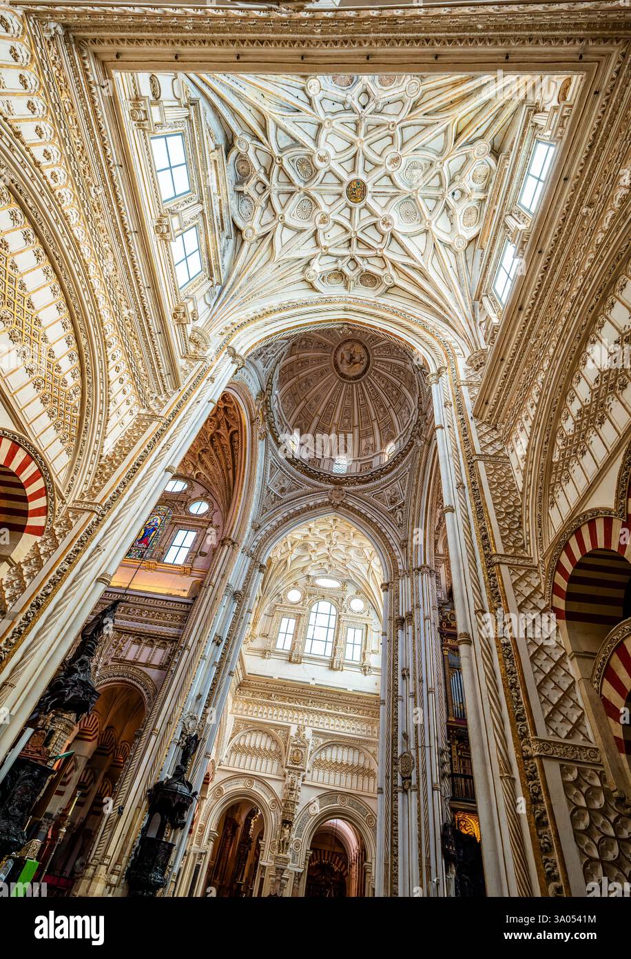 Sezione cattedrale spagnola della Moschea-cattedrale di Cordova con la monumentale cupola rinascimentale, dettagli barocchi e splendore architettonico andaluso Foto Stock