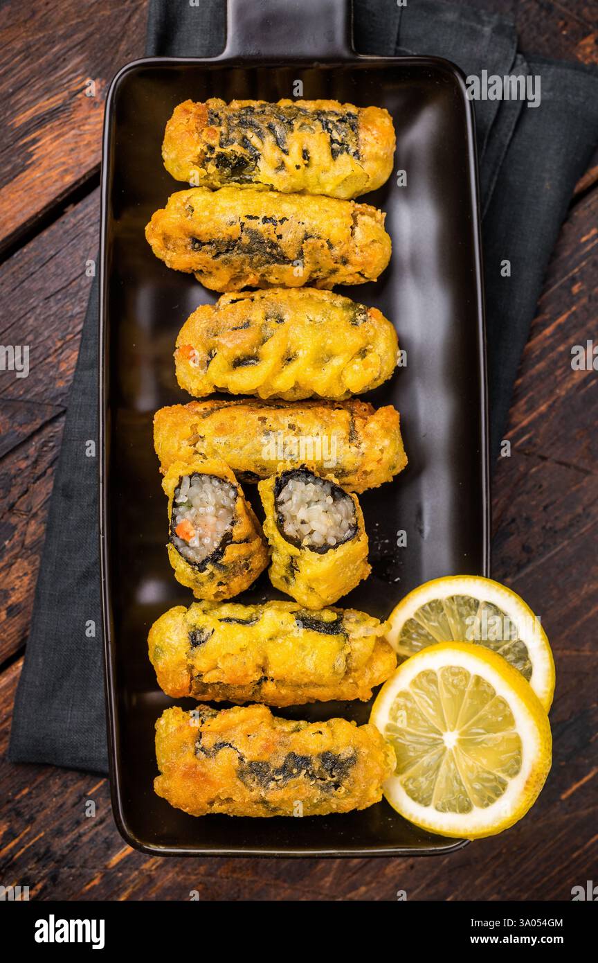 Nori Roll Gimmari, Kimmari Korean snack con pollo macinato e involtino di alghe marine. sfondo in legno. vista dall'alto. Foto Stock