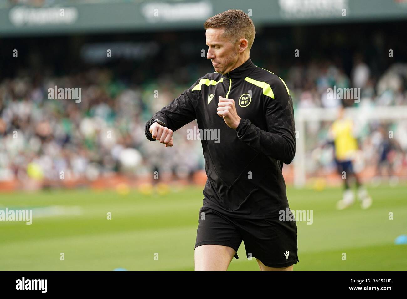 Hernandez Hernandez (arbitro spagnolo LaLiga) prima della partita LaLiga tra Real Betis e Real Madrid, a Benito Villamarin il 1° marzo 2025 a Siviglia, Foto Stock