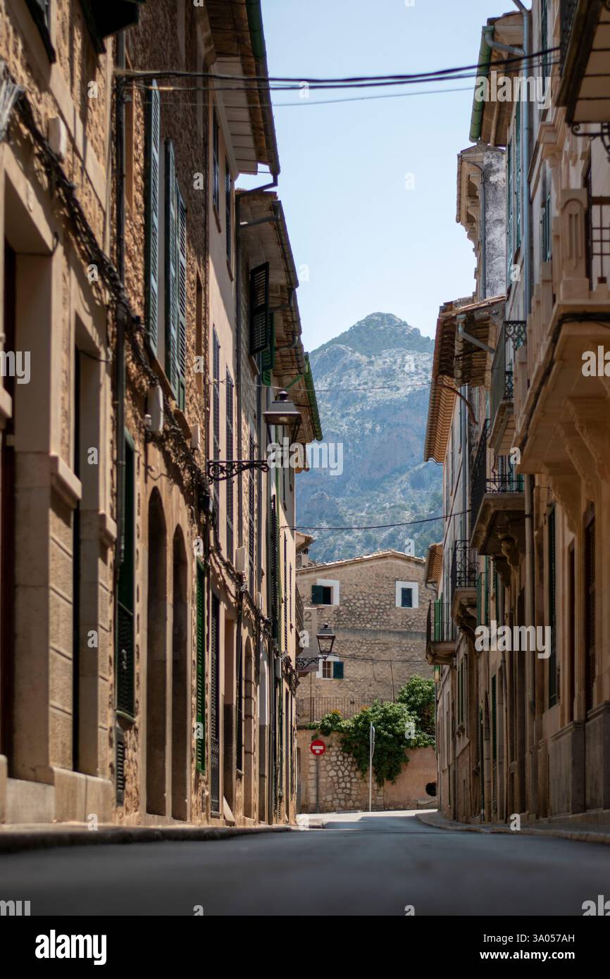 Fornalutx Street: Vista sulle montagne Foto Stock