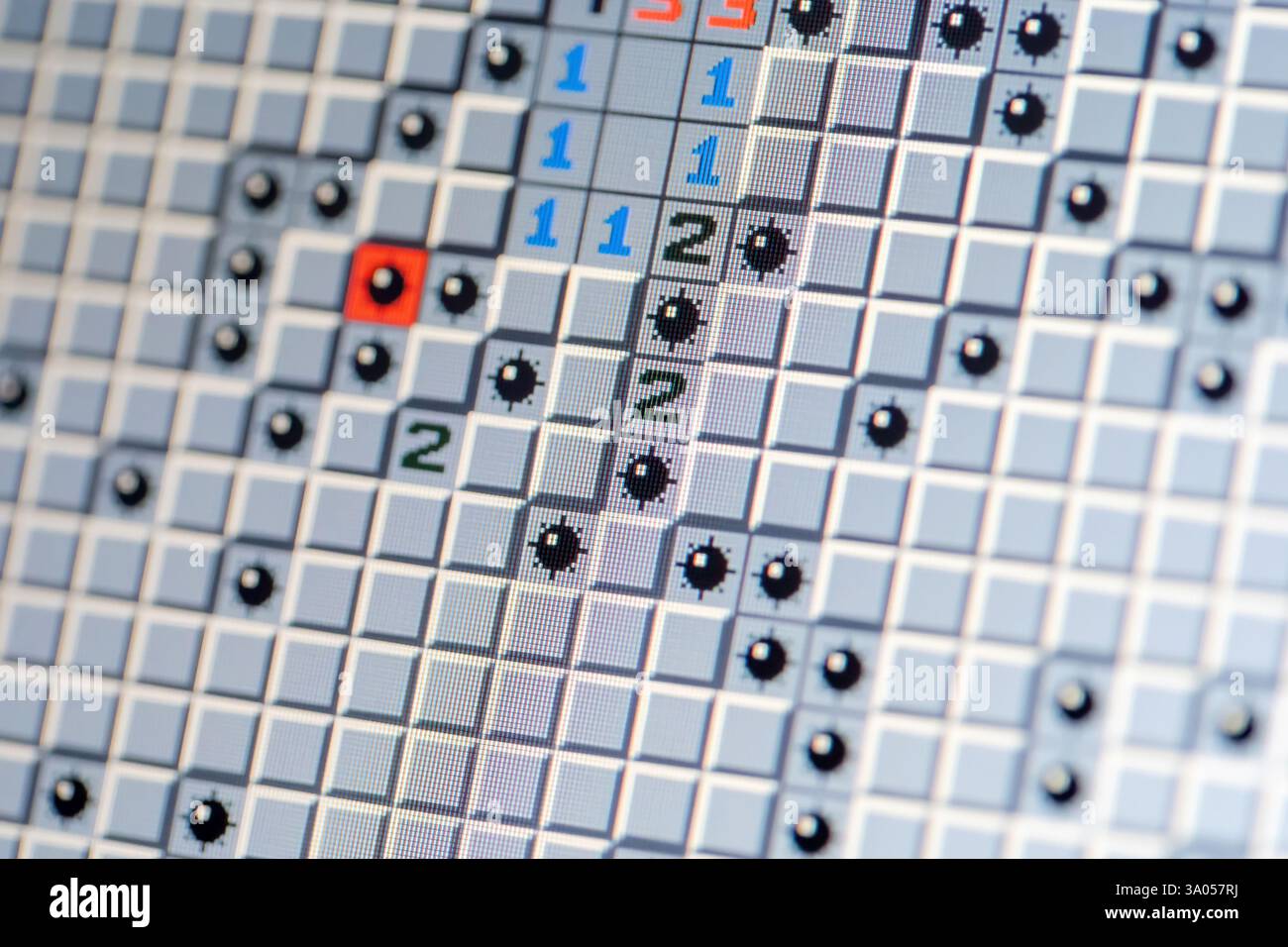 Primo piano della classica interfaccia di gioco tradizionale di Minesweeper su un vecchio schermo a bassa risoluzione, griglia e miniere, retrò del concetto di gioco di Windows XP Foto Stock