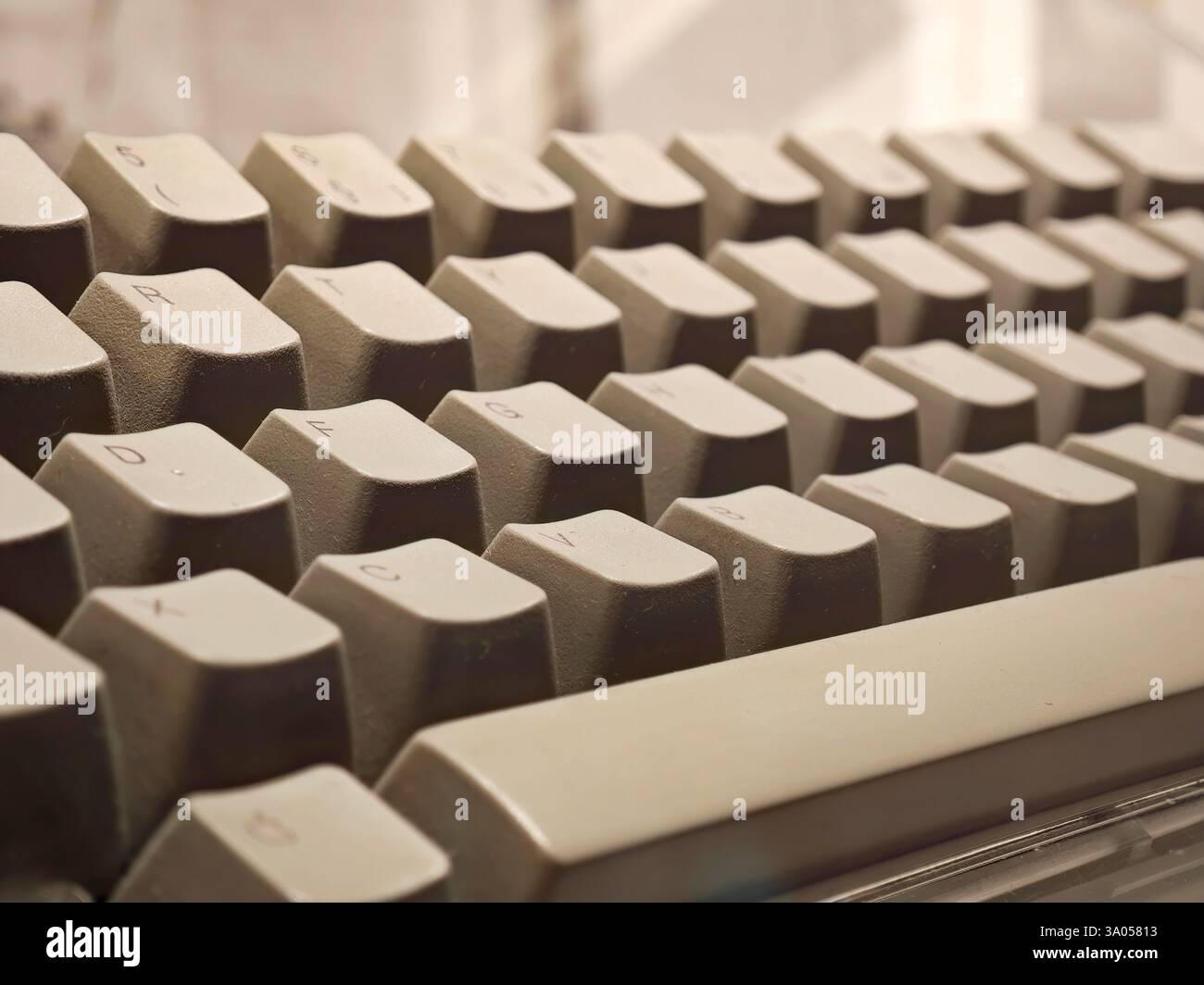 Primo piano di una semplice tastiera per computer vintage beige, tasti PC in stile retrò con profondità di campo ridotta, concetto di tecnologia classica, dettagli macro o Foto Stock