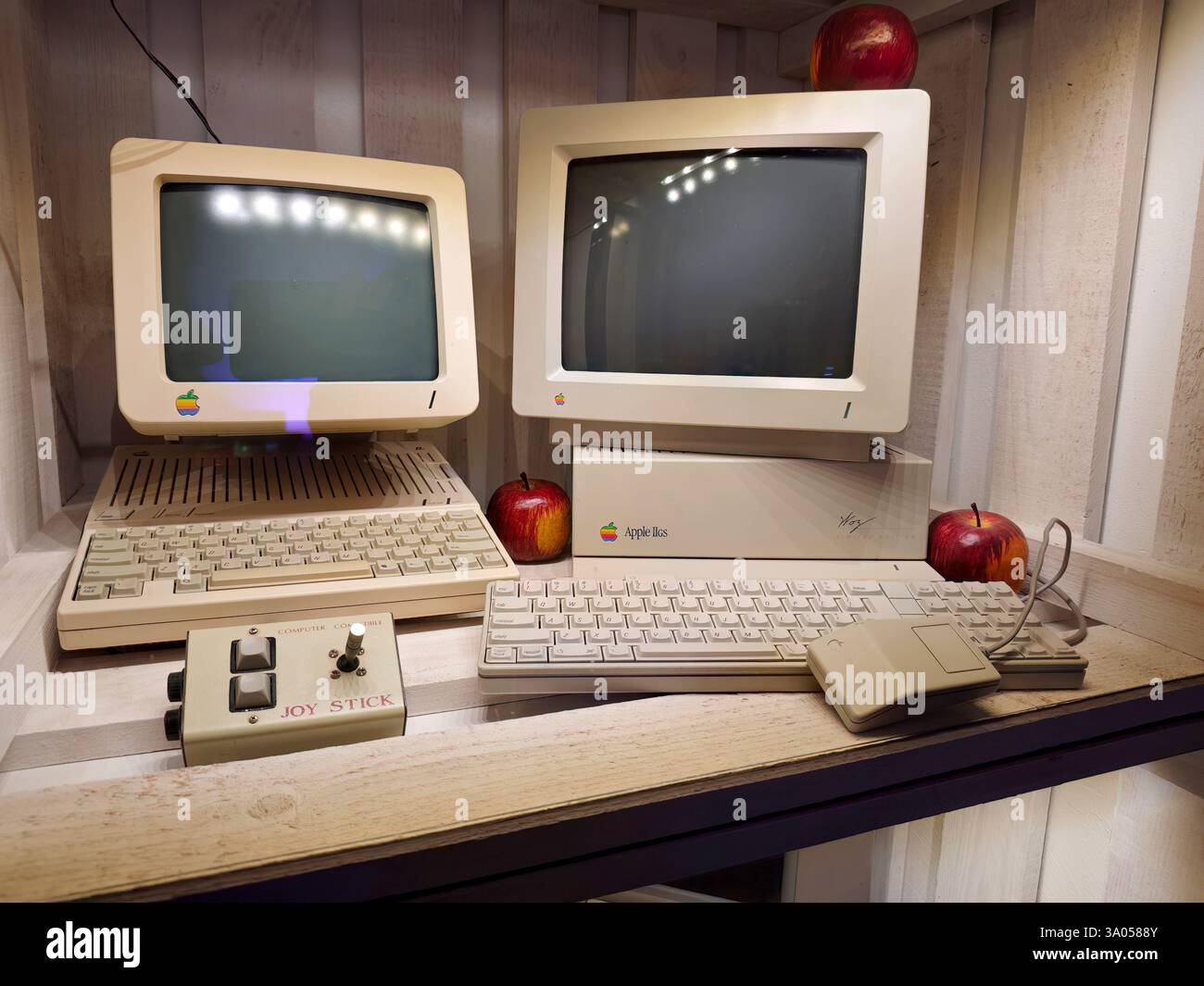 Vecchio set di computer Mac Apple retro, storia del computing vintage, mostra di tecnologia classica, Apple IIGS IIe, esposizione di computer nostalgici, Early Foto Stock