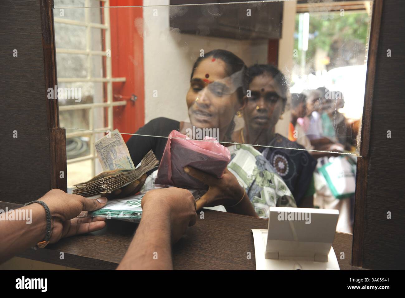 Signora rurale che prende denaro prestito dalla banca da ong kshtriya gramin servizi finanziari dalla fondazione IFMR, Thanjavur Foto Stock