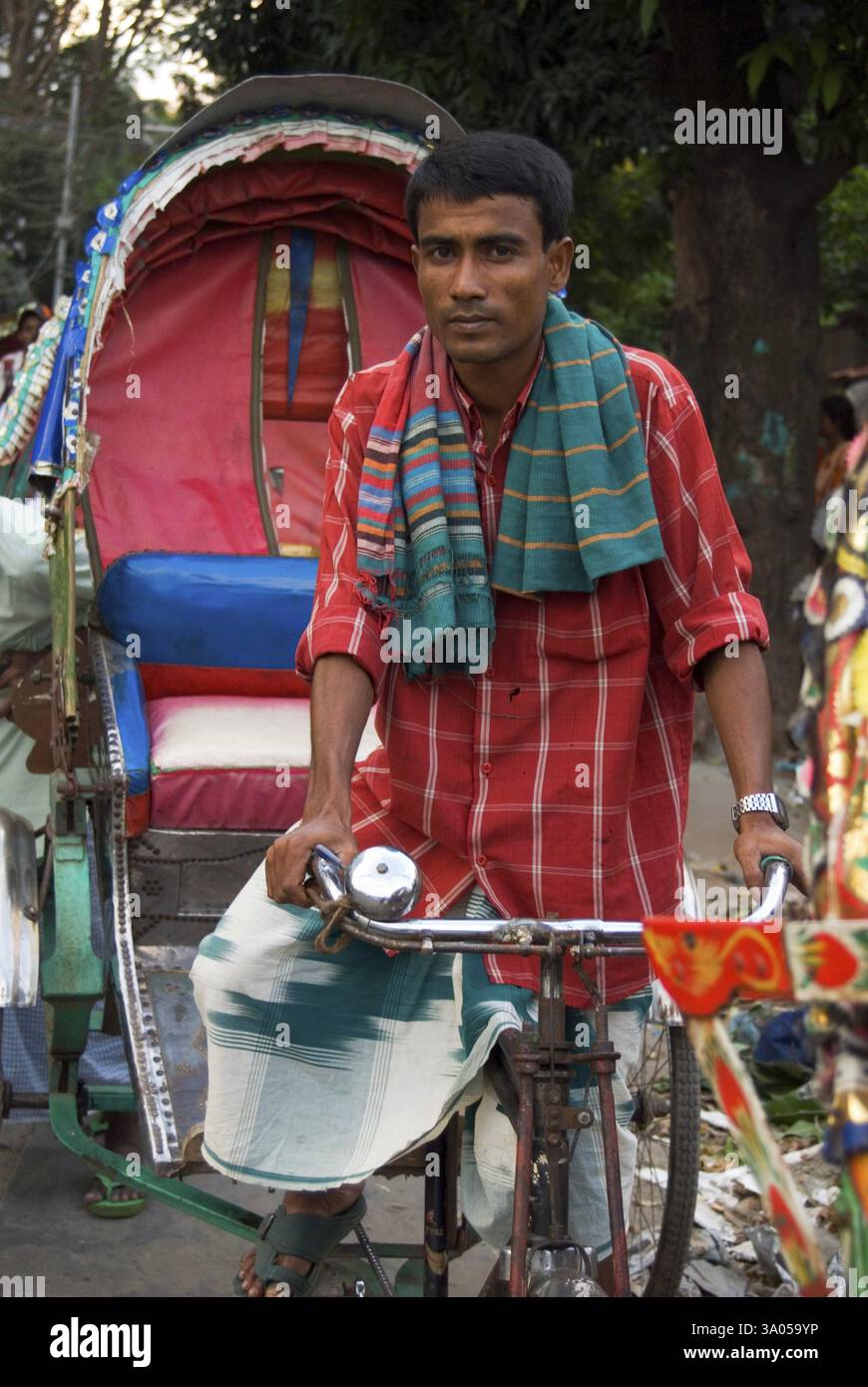 Pedala in risciò con un veicolo in strada a Dacca, Bangladesh, Asia Foto Stock
