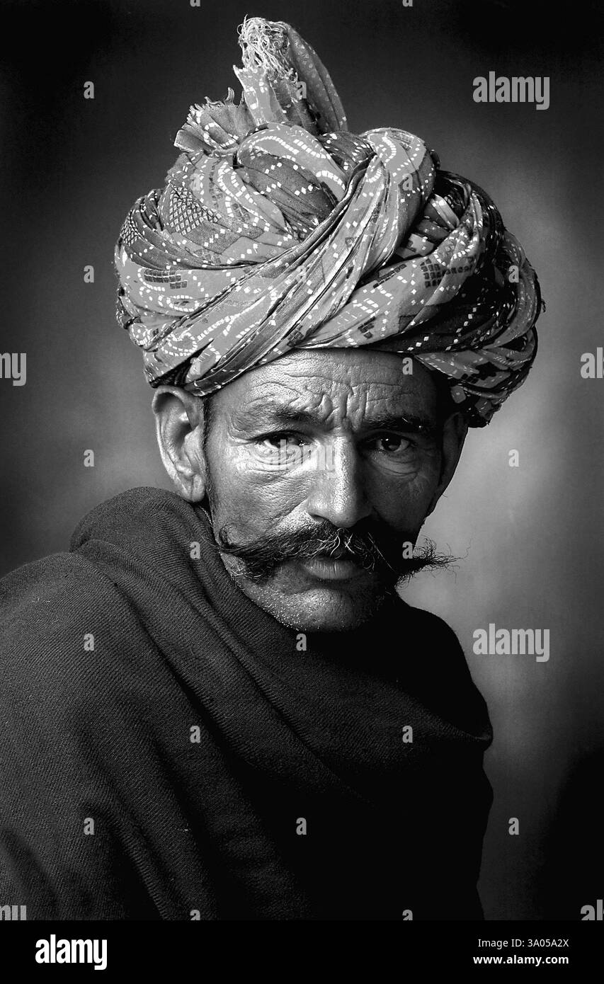 Ritratto dell'uomo rurale nel turbante tradizionale, Jodhpur, Rajasthan, India MR#746B Foto Stock