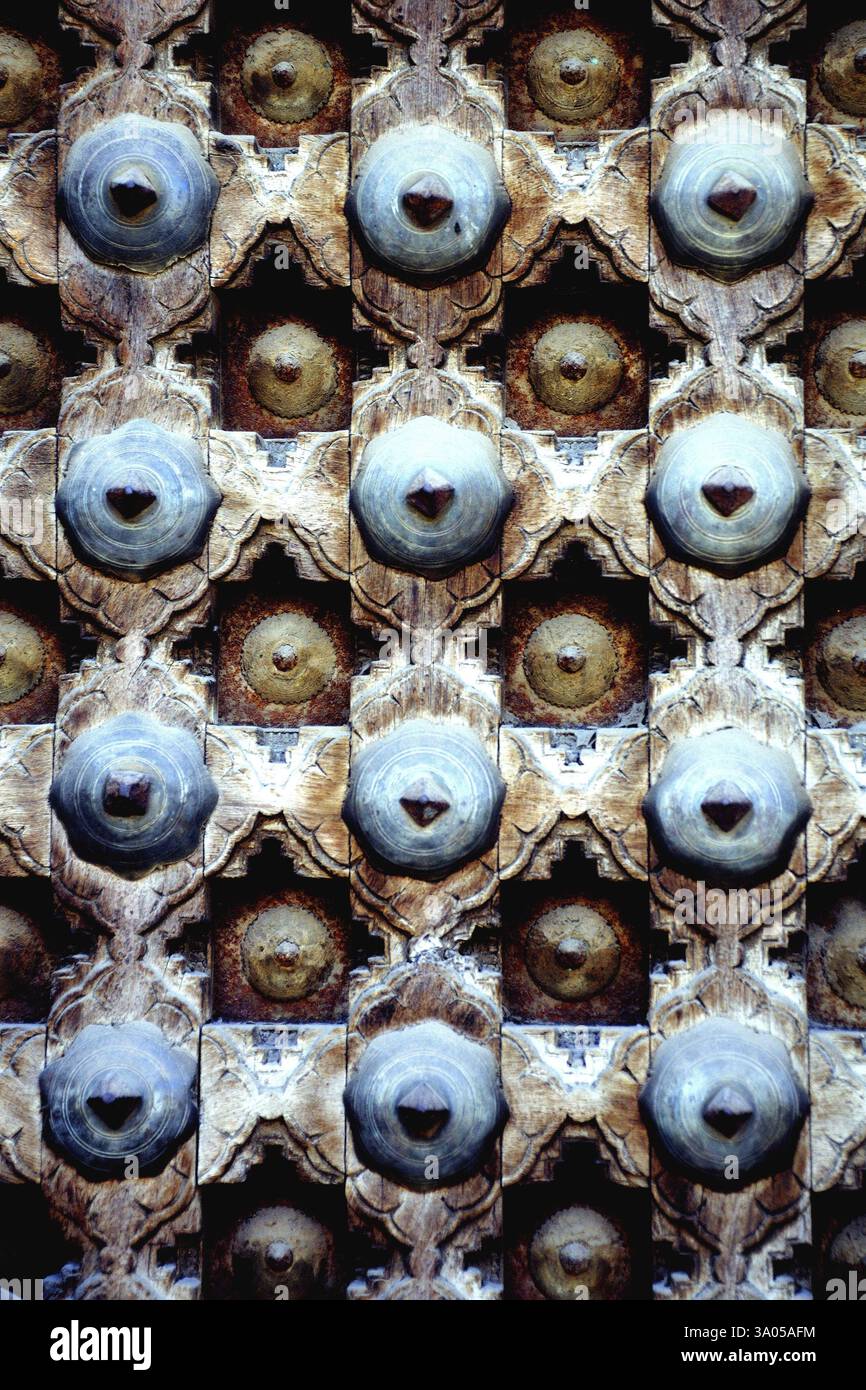 Sculture in legno sulla porta di haveli, Fatehpur Shekhawati, Rajasthan, India, Asia Foto Stock