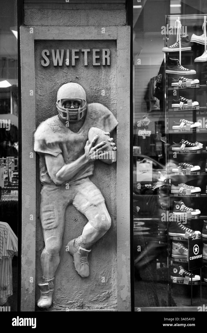 Figura di rugby in un negozio di sport, New York City, USA, Nord America Foto Stock