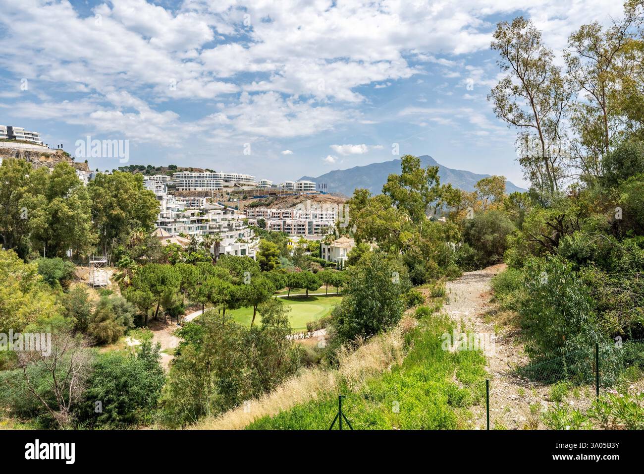Un'immagine paesaggistica di un campo da golf nascosto nel mediterraneo di Marbella Foto Stock
