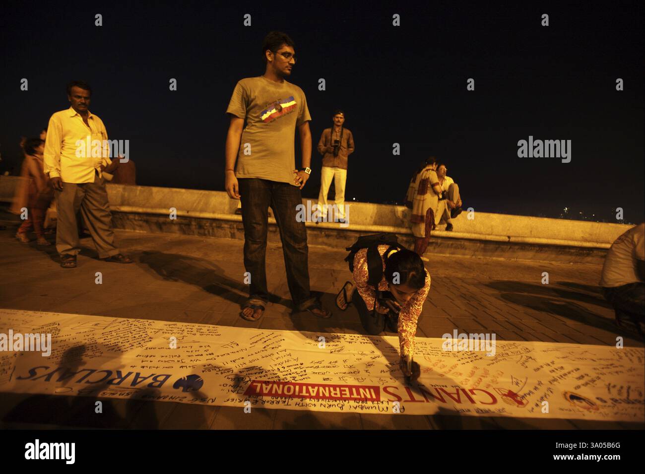 Ragazza messaggio di scrittura 200 piedi banner Trident hotel memory vittime uccise attacco terroristico 26 Novembre 2008 a Bombay Foto Stock