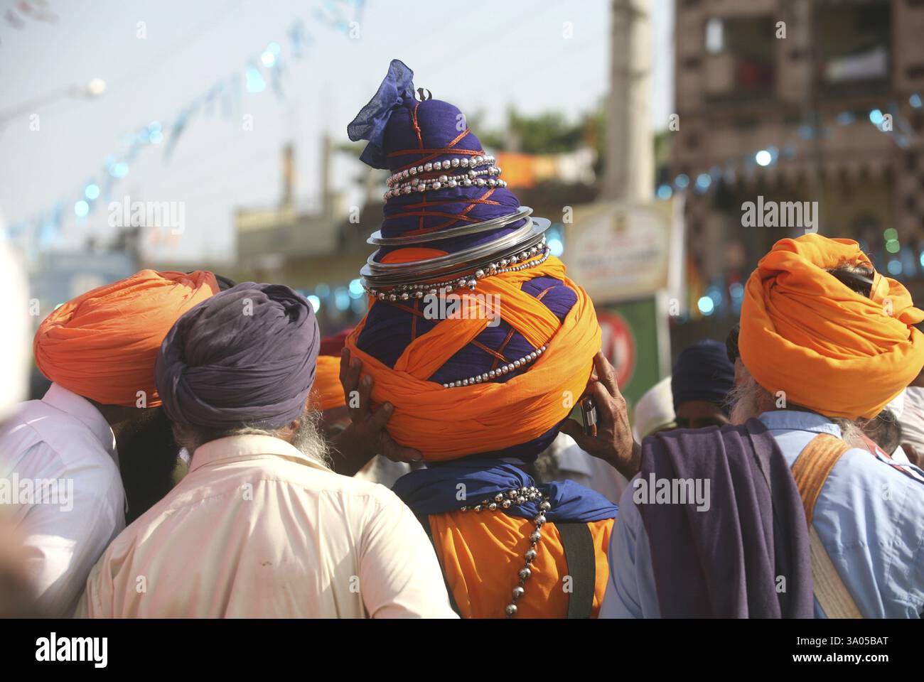 Nihang Sikh, soldato religioso alto e decorativo capo Gear consacrazione Guru Granth Sahib Sachkhand Saheb Gurudwara, Nanded Foto Stock