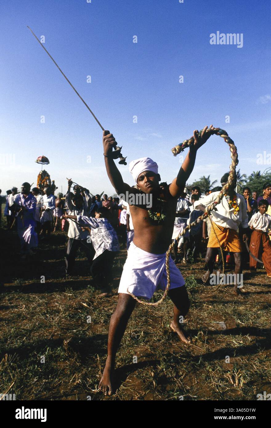 Dio possedeva l'uomo mahasivaratri a poochiyur vicino a Coimbatore, Tamil Nadu, India NO MR Foto Stock Dio possedeva l'uomo mahasivaratri a poochiyur vicino a Coimbatore, Tamil Nadu, India NO MR Foto Stock