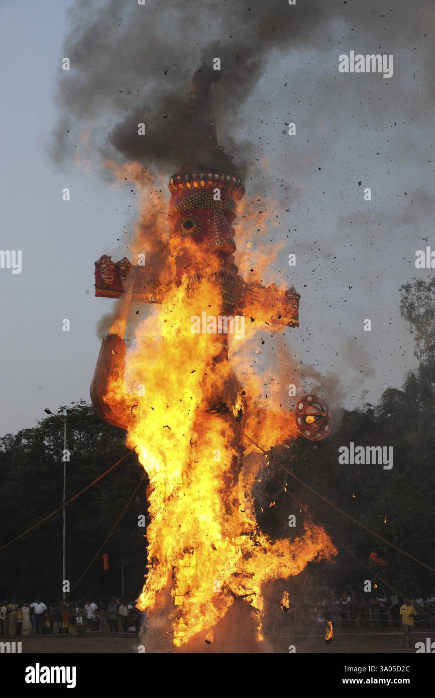 Effigie di ravan in fiamme al festival dussera dusera, India, Asia Foto Stock