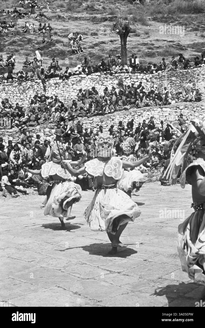 Foto di ballerini e batteristi al festival Tchechu di Paro, Bhutan, Asia Foto Stock