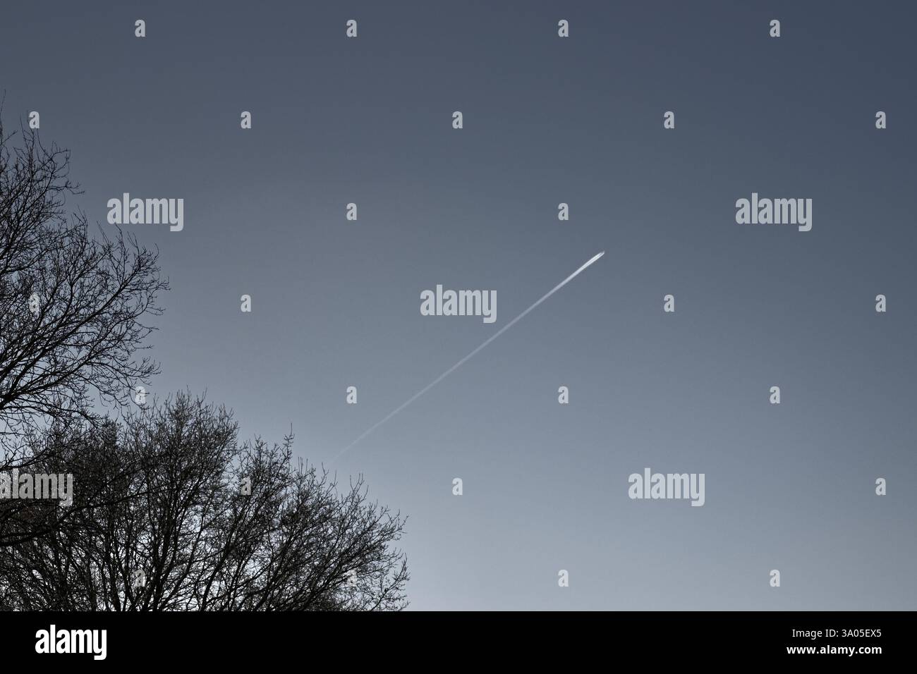 sentiero di chim che si dirige verso l'alto contro un cielo limpido Foto Stock